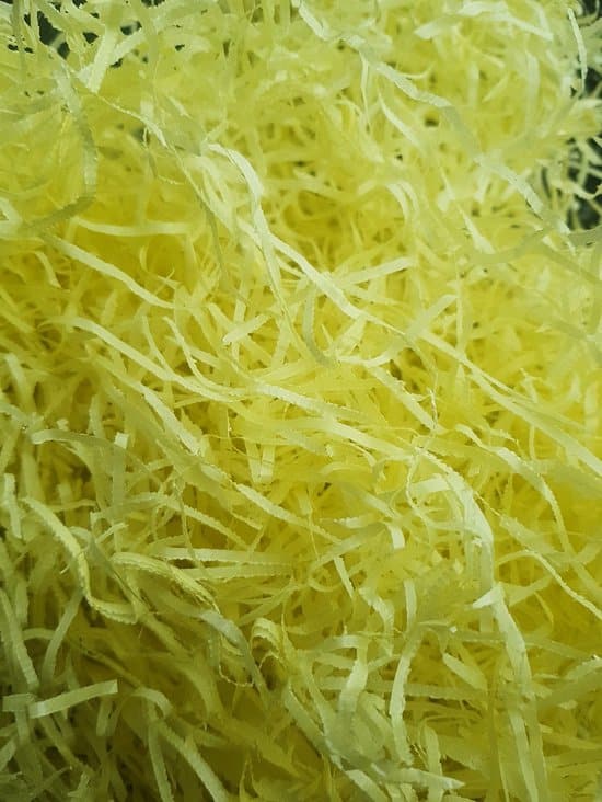 15kg papierwol geel opvulmateriaal kerstpakketen bodembedekking