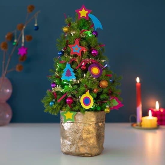 kerstboom happy holidays inclusief pot versiering en verlichting 55 cm
