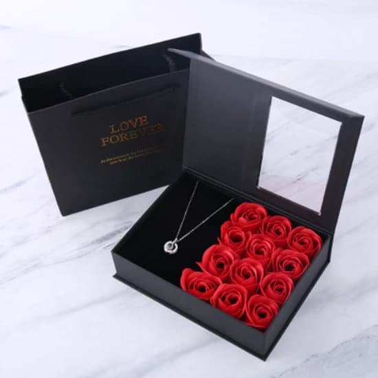 rozen met een ketting in doosje zilverkleurige hart ketting cadeau voor